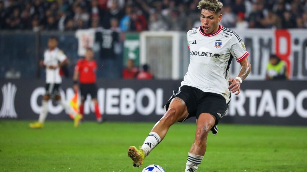 En Colo Colo defienden a Carlos Palacios por su expulsión ante Boca Juniors: "Fue exagerado"