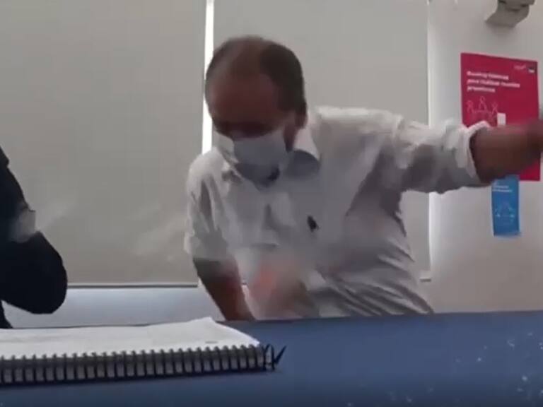 Con agua y botellazo: gobernador del Biobío fue agredido durante reunión tras protesta contra hidroeléctrica