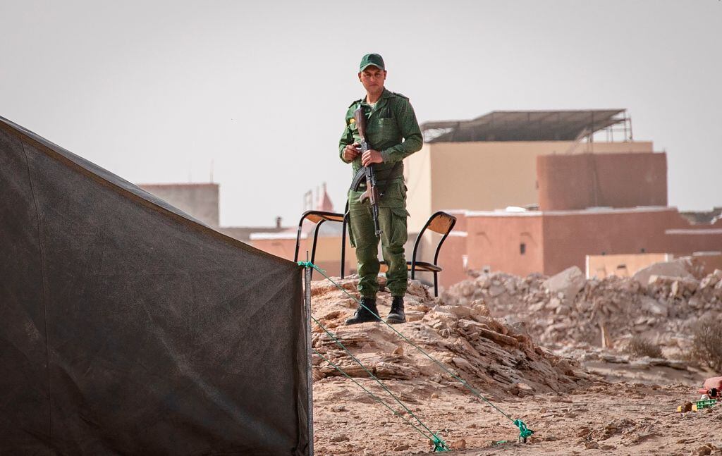 Soldado marroquí vigila en la zona de conflicto en el Sahara Occidental