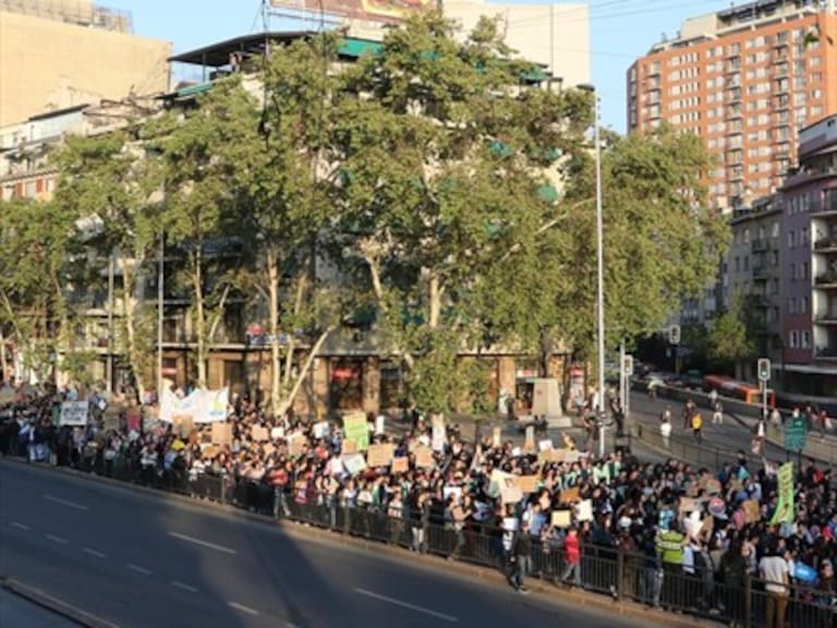 Equipo de prensa de TVN fue agredido por encapuchados durante marcha por cambio climático