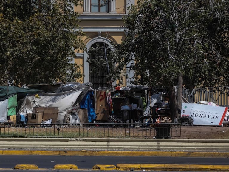 Corte rechaza recurso de protección contra municipalidad de Santiago por carpas en parque y plaza de la comuna