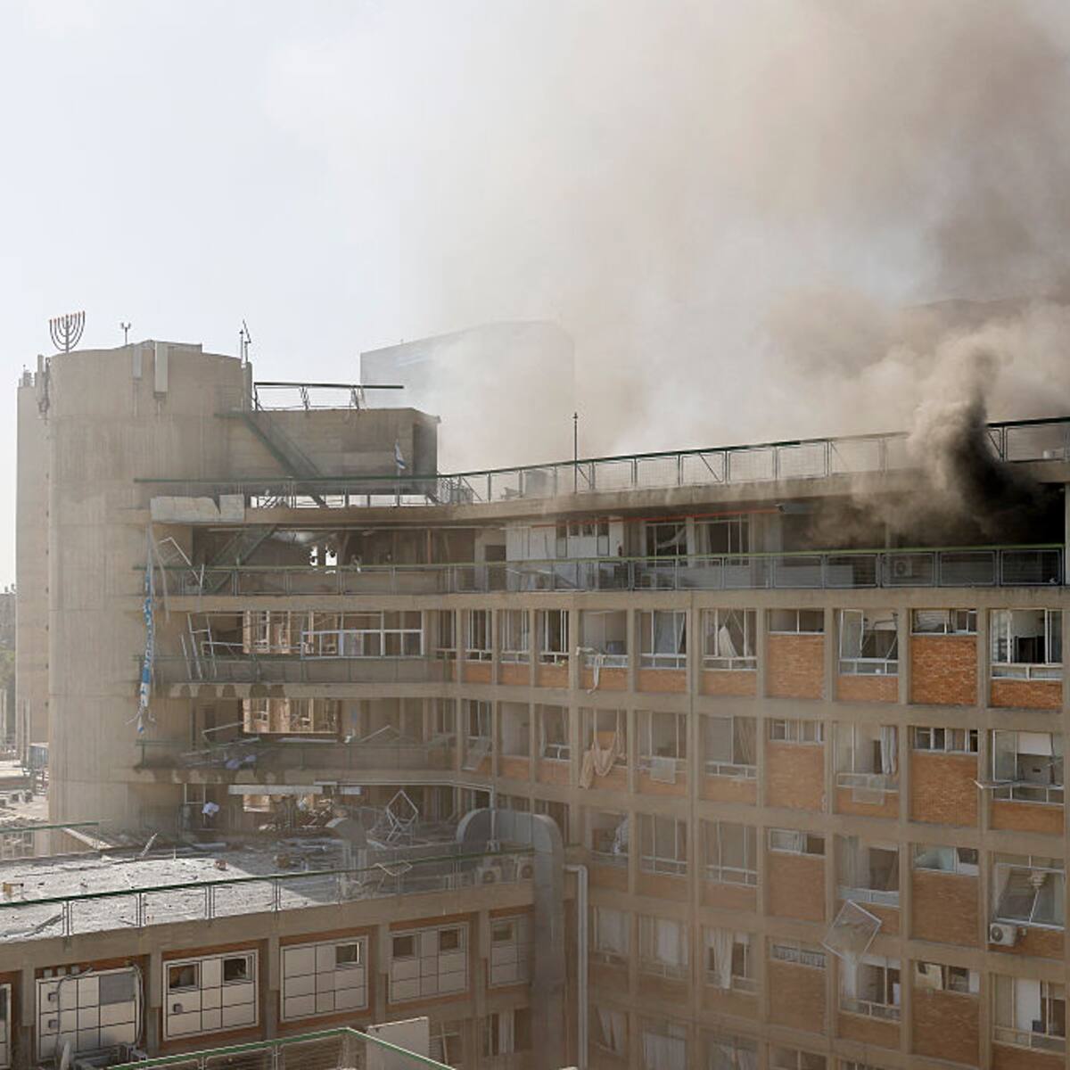 Irán realiza uno de los ataques más intensos y bombardea a uno de los principales hospitales de Israel