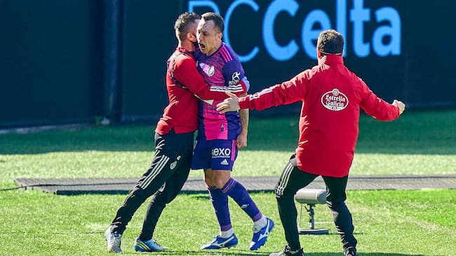 VIGO, SPAIN - FEBRUARY 28: Fabian Orellana of Real Valladolid CF celebrates after scoring his team's first goal during the La Liga Santander match between RC Celta and Real Valladolid CF at Abanca-Balaídos on February 28, 2021 in Vigo, Spain. Sporting stadiums around the Spain remain under strict restrictions due to the Coronavirus Pandemic as Government social distancing laws prohibit fans inside venues resulting in games being played behind closed doors. (Photo by Jose Manuel Alvarez/Quality Sport Images/Getty Images)