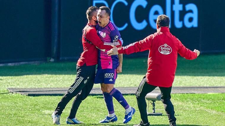 VIGO, SPAIN - FEBRUARY 28: Fabian Orellana of Real Valladolid CF celebrates after scoring his team's first goal during the La Liga Santander match between RC Celta and Real Valladolid CF at Abanca-Balaídos on February 28, 2021 in Vigo, Spain. Sporting stadiums around the Spain remain under strict restrictions due to the Coronavirus Pandemic as Government social distancing laws prohibit fans inside venues resulting in games being played behind closed doors. (Photo by Jose Manuel Alvarez/Quality Sport Images/Getty Images)