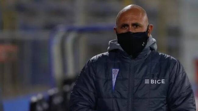 Luego del anuncio realizado del día de ayer, con respecto a que Gustavo Poyet no continuará como Entrenador del Primer Equipo, el club decidió los pasos a seguir en cuanto a la conformación del Cuerpo Técnico del Plantel Profesional.
Cruzados determinó que un Cuerpo Técnico interino prepare y dirija los partidos más próximos y al mismo tiempo comenzar la búsqueda de un nuevo Director Técnico del Plantel Profesional de Universidad Católica.
El Cuerpo Técnico interino que comenzará a trabajar con el plantel desde este miércoles 1 de septiembre, estará conformado por los siguientes profesionales:
Director Técnico
Cristian Paulucci: Exfutbolista profesional y Ayudante Técnico de Universidad Católica en los periodos de Gustavo Quinteros, Ariel Holan y Gustavo Poyet. También fue Ayudante Técnico en San Marcos de Arica, Gerente Deportivo de Huachipato y miembro del staff de la Secretaría Técnica del club, entre otras funciones.
Ayudantes Técnicos
Rodrigo Valenzuela: Exjugador y campeón con Universidad Católica en el Campeonato Nacional 2010 y Copa Chile 2011. Ha dirigido diversas categorías del Fútbol Formativo de Universidad Católica y actualmente se desarrolla como Ayudante Técnico en la Sub 21 del club.
Jaime Rubilar: Exjugador y campeón con Universidad Católica en el Clausura 2005. Fue Director Técnico de Audax Italiano y trabajó en el Fútbol Formativo en Palestino. En los periodos de Ariel Holan y Gustavo Poyet se desempeñó como videoanalista del Plantel Profesional y anteriormente también trabajó en la Secretaría Técnica del club.
Preparador Físico:
Emiliano Fleitas: Se ha desempeñado como uno de los preparadores físicos en los periodos de Juan Antonio Pizzi, Mario Salas y Gustavo Poyet. Además, también trabajó en la Selección Chilena Absoluta.
Ayudante Preparador Físico.
Mauricio González: Se desempeñó como uno de los preparadores físicos del plantel en los periodos de Martín Lasarte, Julio Falcioni, Rodrigo Astudillo y Mario Salas. Además, fue preparador físico de Everton y la Selección Chilena Sub 17.
Preparador de Arqueros:
Juan Ignacio Fariello: Se ha desempeñado como Preparador de Arqueros en los periodos de Ariel Holan y Gustavo Poyet. Anteriormente trabajó en diversos clubes del fútbol argentino.