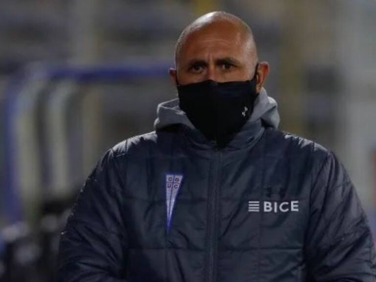 Luego del anuncio realizado del día de ayer, con respecto a que Gustavo Poyet no continuará como Entrenador del Primer Equipo, el club decidió los pasos a seguir en cuanto a la conformación del Cuerpo Técnico del Plantel Profesional.
Cruzados determinó que un Cuerpo Técnico interino prepare y dirija los partidos más próximos y al mismo tiempo comenzar la búsqueda de un nuevo Director Técnico del Plantel Profesional de Universidad Católica.
El Cuerpo Técnico interino que comenzará a trabajar con el plantel desde este miércoles 1 de septiembre, estará conformado por los siguientes profesionales:
Director Técnico
Cristian Paulucci: Exfutbolista profesional y Ayudante Técnico de Universidad Católica en los periodos de Gustavo Quinteros, Ariel Holan y Gustavo Poyet. También fue Ayudante Técnico en San Marcos de Arica, Gerente Deportivo de Huachipato y miembro del staff de la Secretaría Técnica del club, entre otras funciones.
Ayudantes Técnicos
Rodrigo Valenzuela: Exjugador y campeón con Universidad Católica en el Campeonato Nacional 2010 y Copa Chile 2011. Ha dirigido diversas categorías del Fútbol Formativo de Universidad Católica y actualmente se desarrolla como Ayudante Técnico en la Sub 21 del club.
Jaime Rubilar: Exjugador y campeón con Universidad Católica en el Clausura 2005. Fue Director Técnico de Audax Italiano y trabajó en el Fútbol Formativo en Palestino. En los periodos de Ariel Holan y Gustavo Poyet se desempeñó como videoanalista del Plantel Profesional y anteriormente también trabajó en la Secretaría Técnica del club.
Preparador Físico:
Emiliano Fleitas: Se ha desempeñado como uno de los preparadores físicos en los periodos de Juan Antonio Pizzi, Mario Salas y Gustavo Poyet. Además, también trabajó en la Selección Chilena Absoluta.
Ayudante Preparador Físico.
Mauricio González: Se desempeñó como uno de los preparadores físicos del plantel en los periodos de Martín Lasarte, Julio Falcioni, Rodrigo Astudillo y Mario Salas. Además, fue preparador físico de Everton y la Selección Chilena Sub 17.
Preparador de Arqueros:
Juan Ignacio Fariello: Se ha desempeñado como Preparador de Arqueros en los periodos de Ariel Holan y Gustavo Poyet. Anteriormente trabajó en diversos clubes del fútbol argentino.