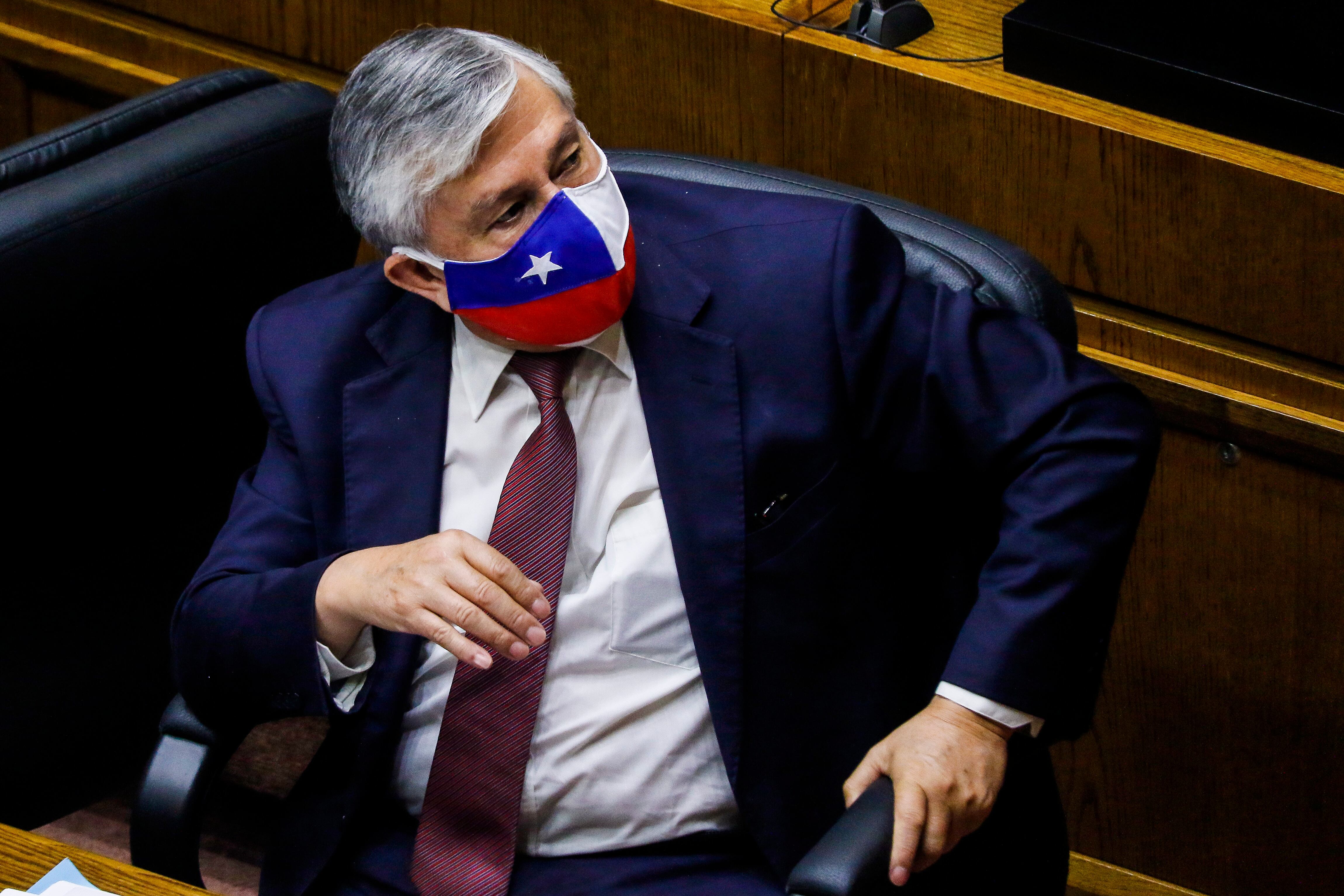 30 DE ABRIL DE 2020/VALPARAISO- Fotografía del 29 de abril de 2020 -
El senador David Sandoval, luce una mascarilla con la bandera de Chile, durante la sesion del Senado.
En epoca de Coronavirus, las mascarillas son elementos de uso obligatorio en el edificio del Congreso Nacional. Parlamentarios, prensa, personal de servicio, han debido utilizar este elemento para evitar la propagacion de la pandemia.
FOTO: LEONARDO RUBILAR CHANDIA/AGENCIAUNO