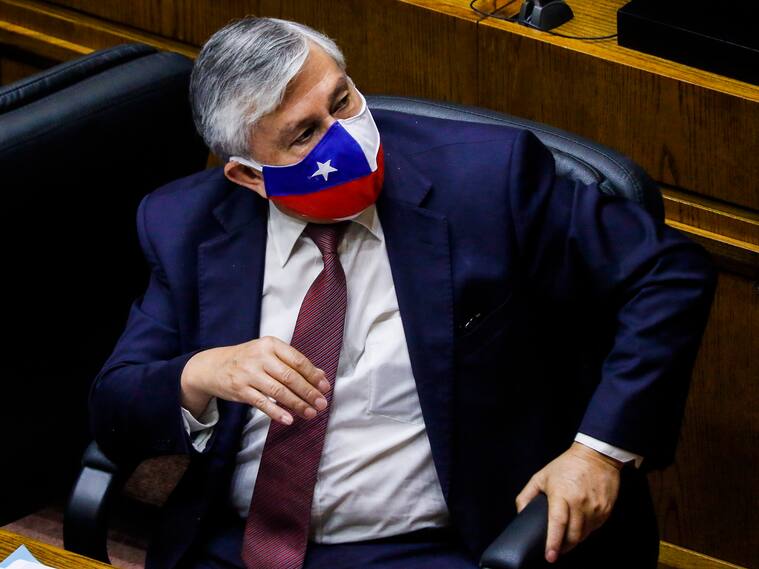 30 DE ABRIL DE 2020/VALPARAISO- Fotografía del 29 de abril de 2020 -
El senador David Sandoval, luce una mascarilla con la bandera de Chile, durante la sesion del Senado.
En epoca de Coronavirus, las mascarillas son elementos de uso obligatorio en el edificio del Congreso Nacional. Parlamentarios, prensa, personal de servicio, han debido utilizar este elemento para evitar la propagacion de la pandemia.
FOTO: LEONARDO RUBILAR CHANDIA/AGENCIAUNO
