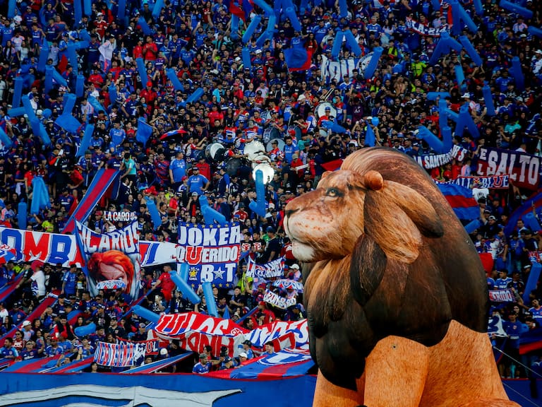 No se vio por TV: la inusual provocación que los hinchas de la U prepararon en el Clásico Universitario