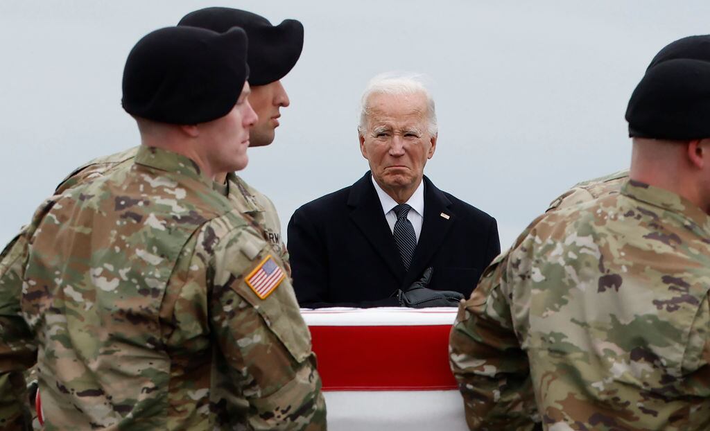 El presidente de Estados Unidos, Joe Biden, observa en la base aérea Dover en Delaware el féretro de un soldado muerto en el Medio Oriente.