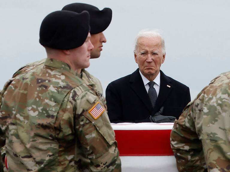 El presidente de Estados Unidos, Joe Biden, observa en la base aérea Dover en Delaware el féretro de un soldado muerto en el Medio Oriente.
