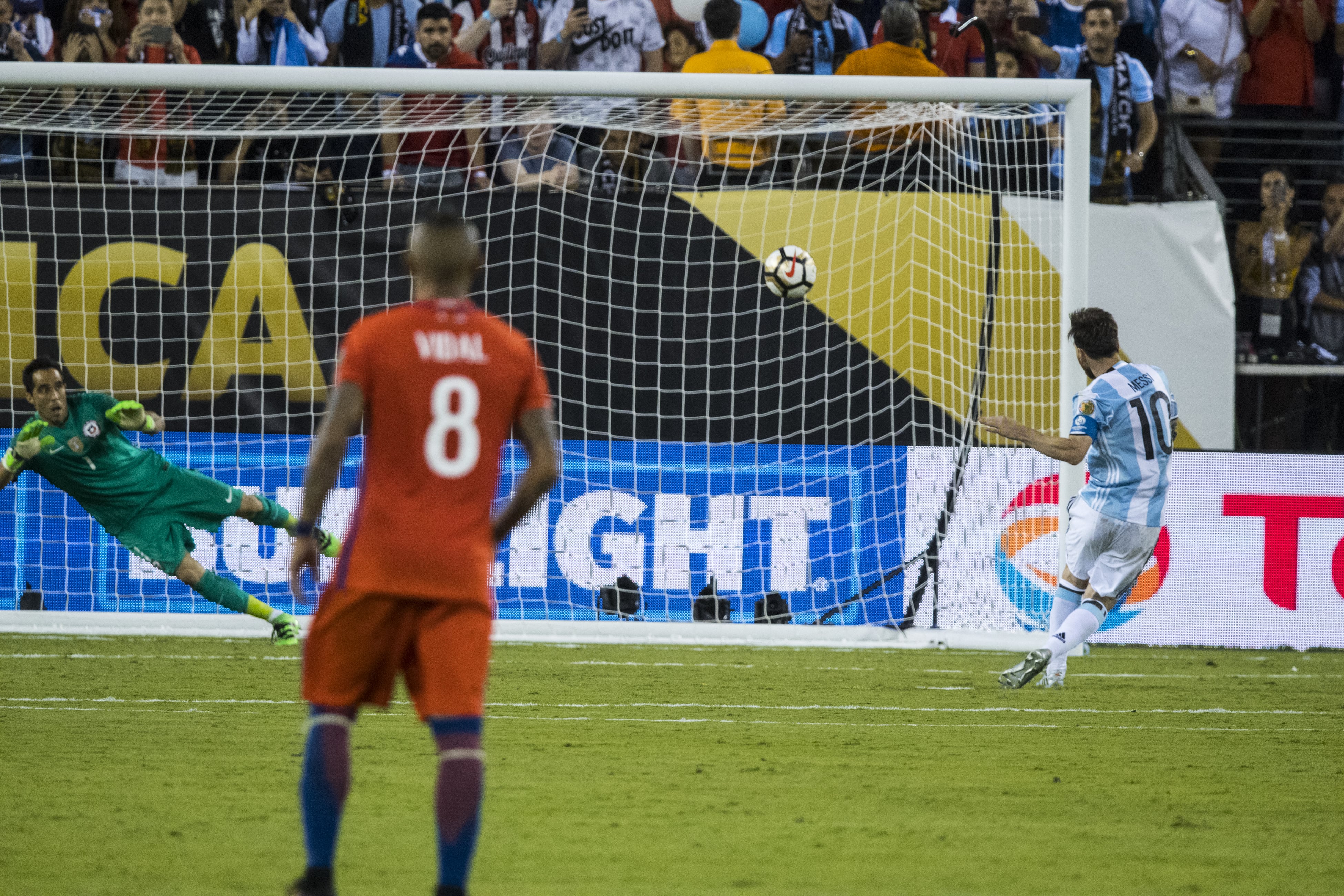 Claudio Bravo eligió el mejor que penal que tuvo que enfrentar: “El que tira Leo (Meesi) afuera” | Getty Images
