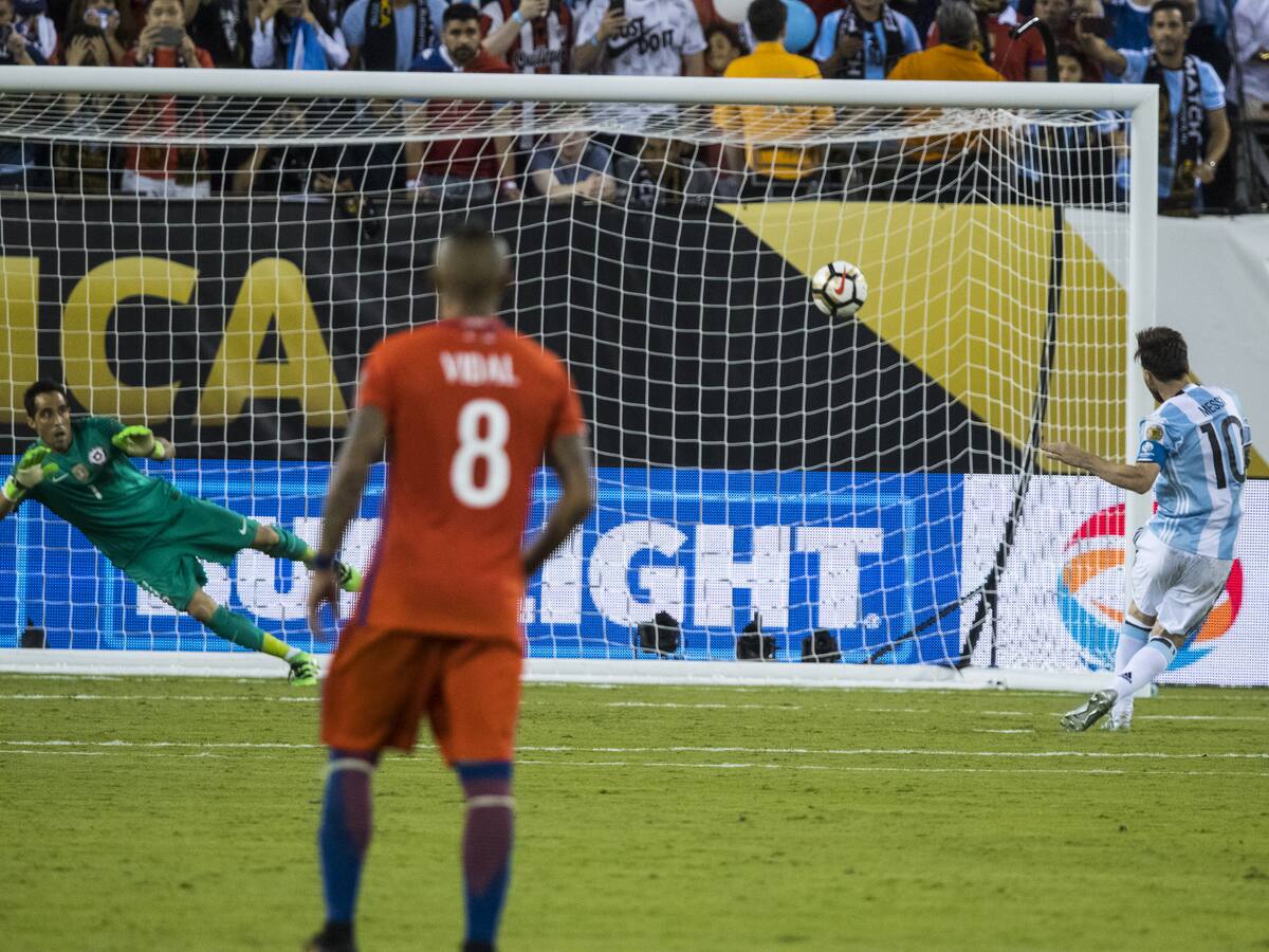 Claudio Bravo eligió el mejor penal que enfrentó: “El que tira Leo (Meesi) afuera”