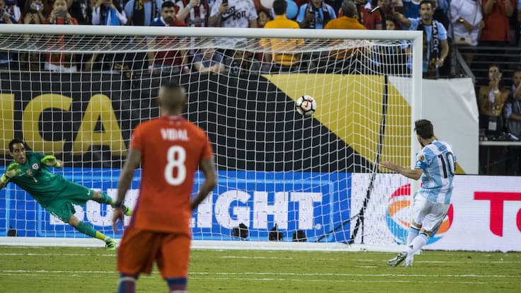 Claudio Bravo eligió el mejor penal que enfrentó: “El que tira Leo (Meesi) afuera”