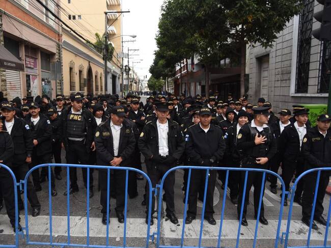 La policía resguarda el congreso de Guatemala