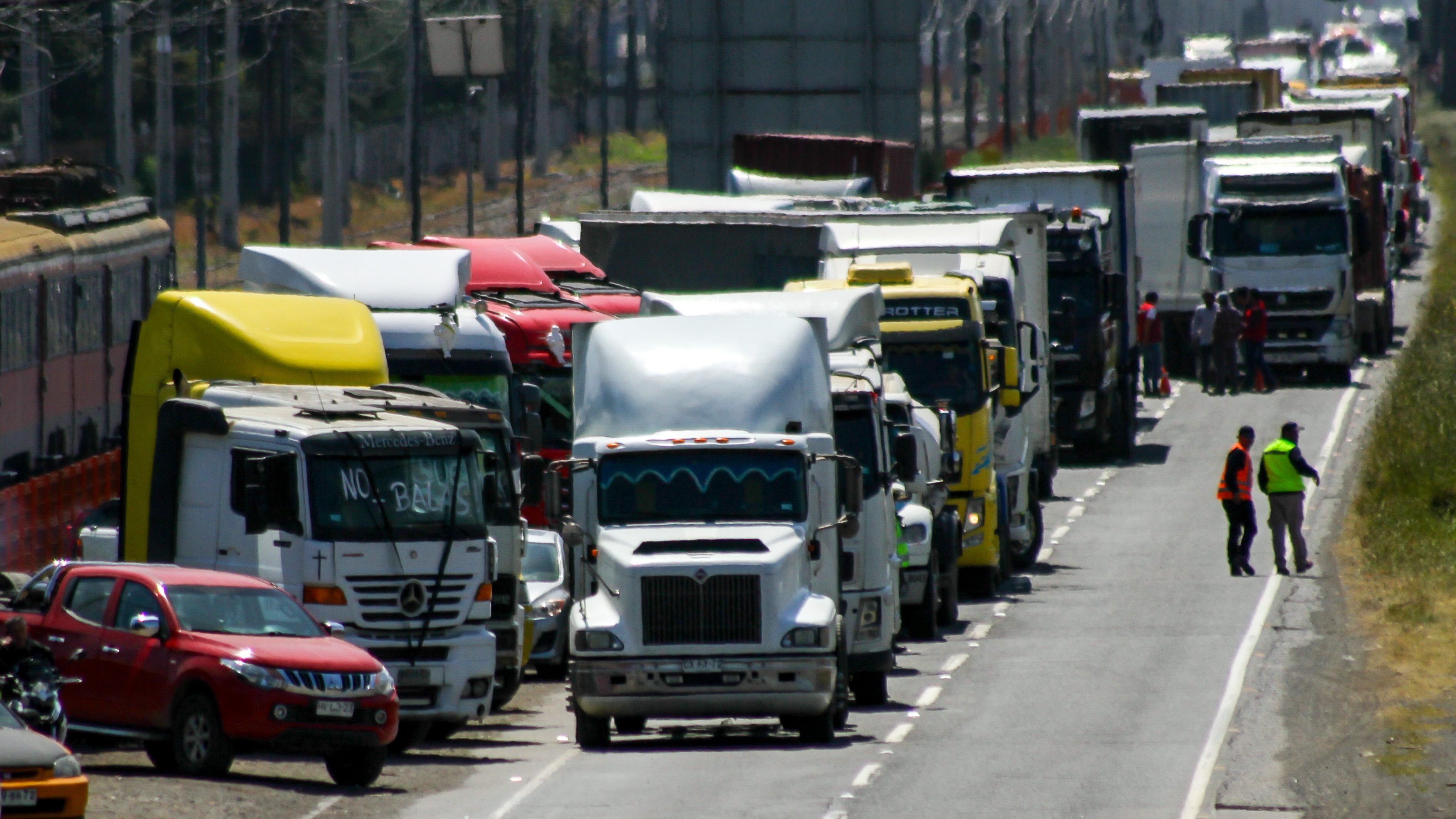 08 de OCTUBRE de 2021/CORONEL
Camioneros bloquean por segundo día Ruta 160, exigiendo al Gobierno medidas de seguridad para quienes transportan cargas en zonas de conflicto.
FOTO:MATÍAS ARTIGAS/AGENCIAUNO