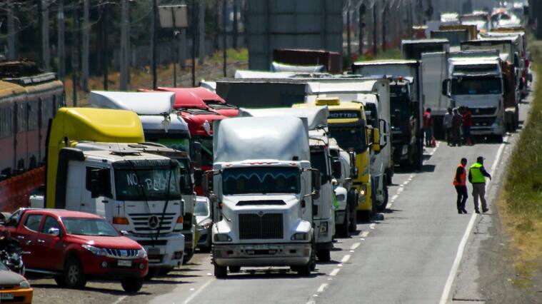 08 de OCTUBRE de 2021/CORONEL
Camioneros bloquean por segundo día Ruta 160, exigiendo al Gobierno medidas de seguridad para quienes transportan cargas en zonas de conflicto.
FOTO:MATÍAS ARTIGAS/AGENCIAUNO