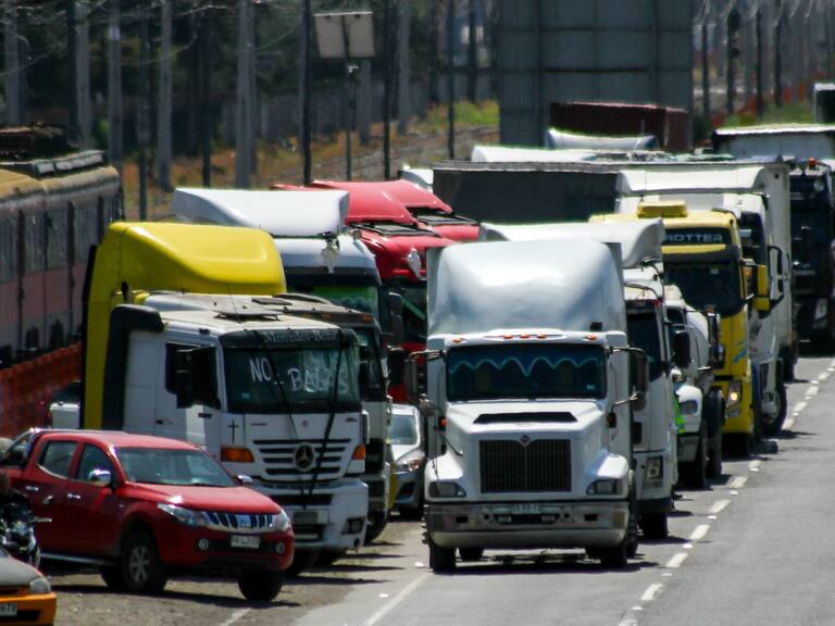 08 de OCTUBRE de 2021/CORONEL
Camioneros bloquean por segundo día Ruta 160, exigiendo al Gobierno medidas de seguridad para quienes transportan cargas en zonas de conflicto.
FOTO:MATÍAS ARTIGAS/AGENCIAUNO