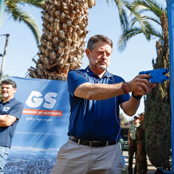 Así son las nuevas pistolas taser para Carabineros: cómo funcionan y en qué zonas se aplicará el plan piloto del Gore RM