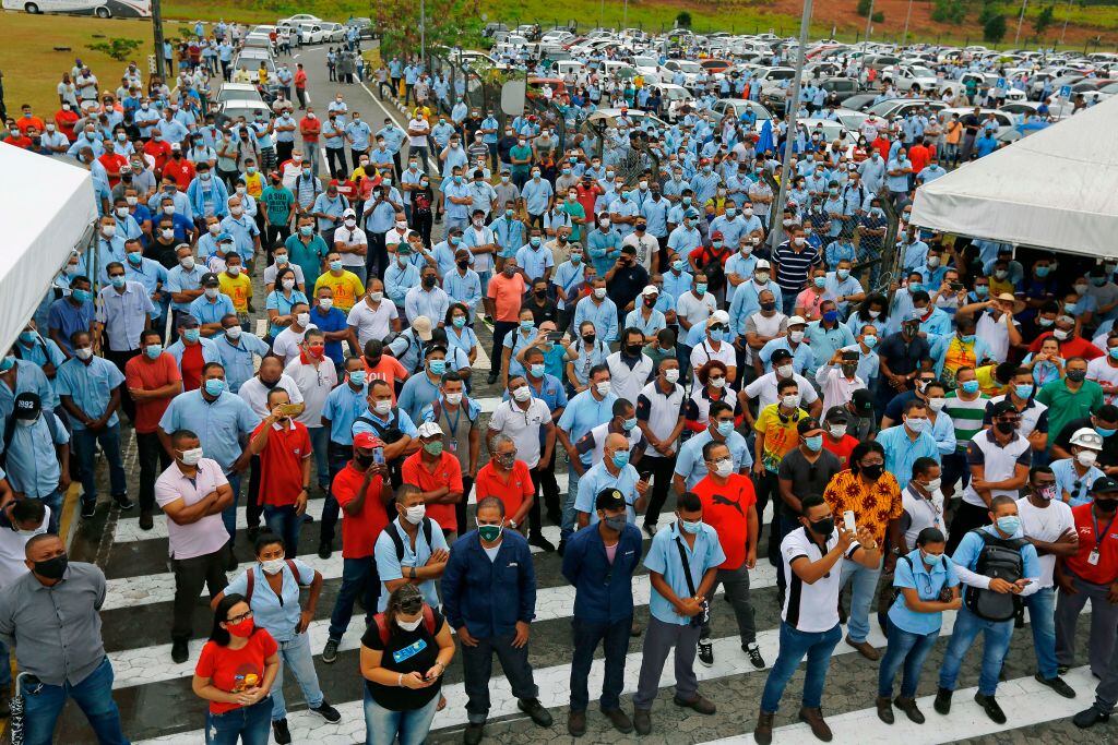 Trabajadores se manifiestan en la sede de Ford en Camacari