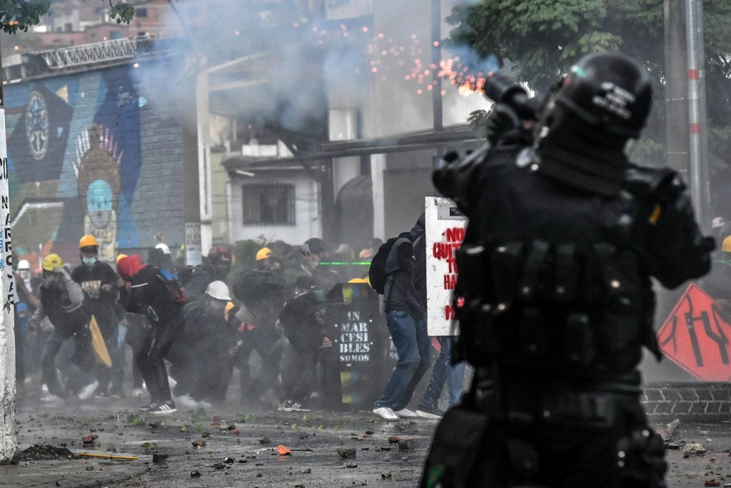 La policía reprime una protesta contra Iván Duque en Medellín