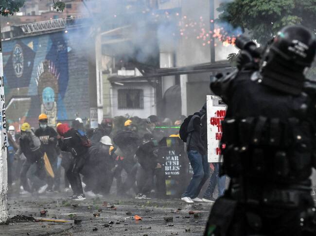 La policía reprime una protesta contra Iván Duque en Medellín