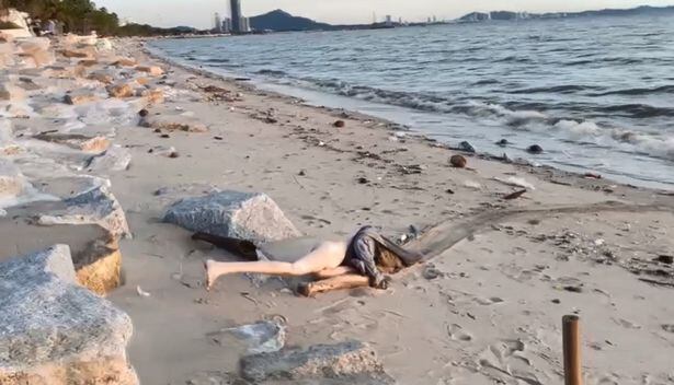 Muñeca en la playa de Tailandia