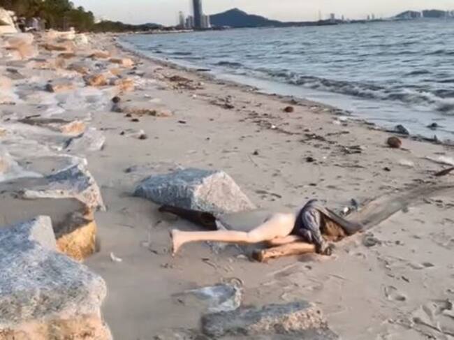 Muñeca en la playa de Tailandia