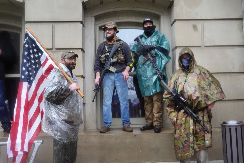 Sujetos armados protestan en Michigan