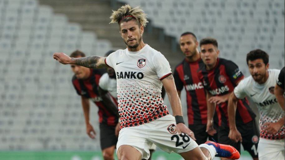 El show de Ángelo Sagal en Turquía: gol, expulsión y derrota en su debut oficial