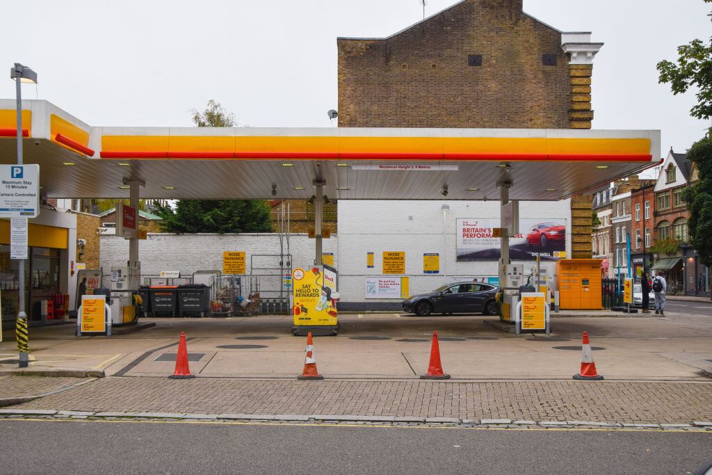 Estación de gasolina cerrada en Londres ante la falta de bencinas