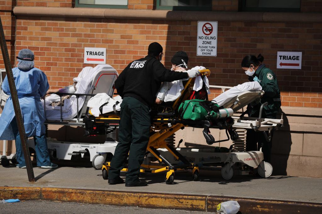 Trabajadores de la salud atienden pacientes a las afueras de un hospital de Nueva York