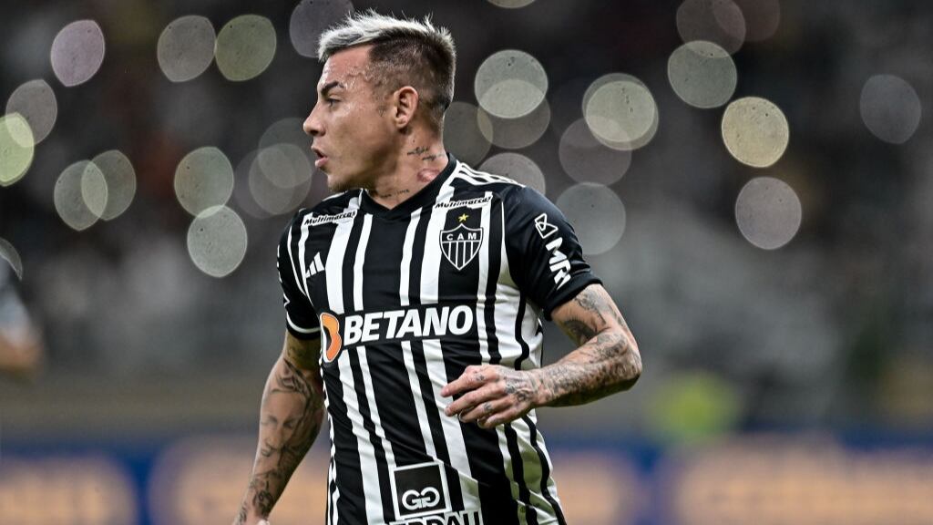 Hinchas del Atlético Mineiro exigen salida de Eduardo Varas tras encontrarlo en una discoteca
