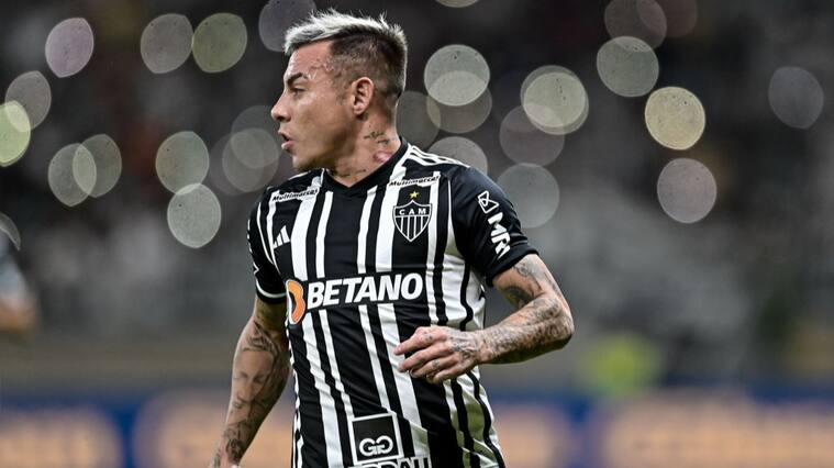 Hinchas del Atlético Mineiro exigen salida de Eduardo Varas tras encontrarlo en una discoteca