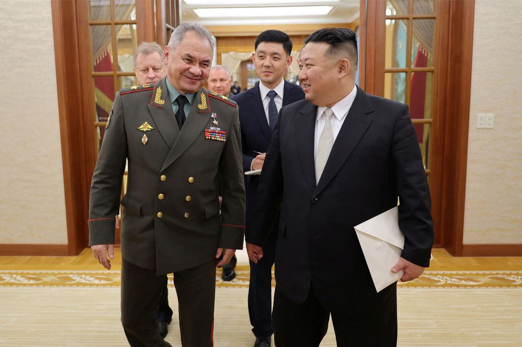 Kim Jong Un junto al ministro de defensa de Rusia Serguei Choïgou