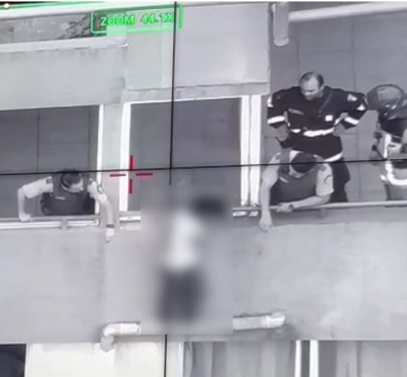 Carabineros rescata a persona que intentaba lanzarse desde un piso 21 en la comuna de Santiago