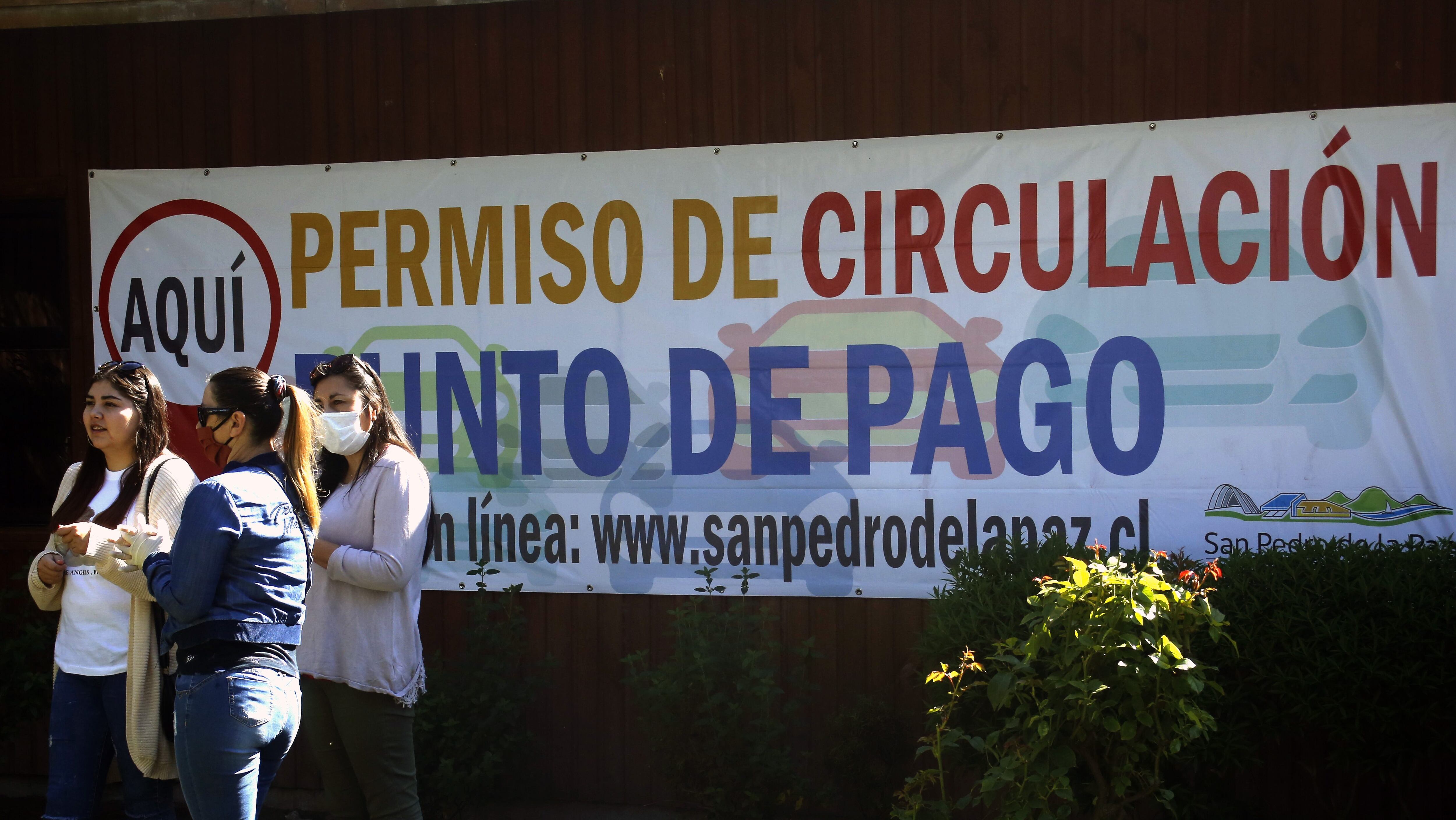 31 de Marzo del 2020/SAN PEDRO DE LA PAZ
Puntos habilitados para renovación del permiso de circulación, durante el estado de catástrofe decretado por la pandemia Covid-19 en todo el país. En la imagen fila al exterior de la Municipaidad de San Pedro de la Paz para obtener el permiso de circulación
FOTO:SEBASTIAN BROGCA/AGENCIAUNO