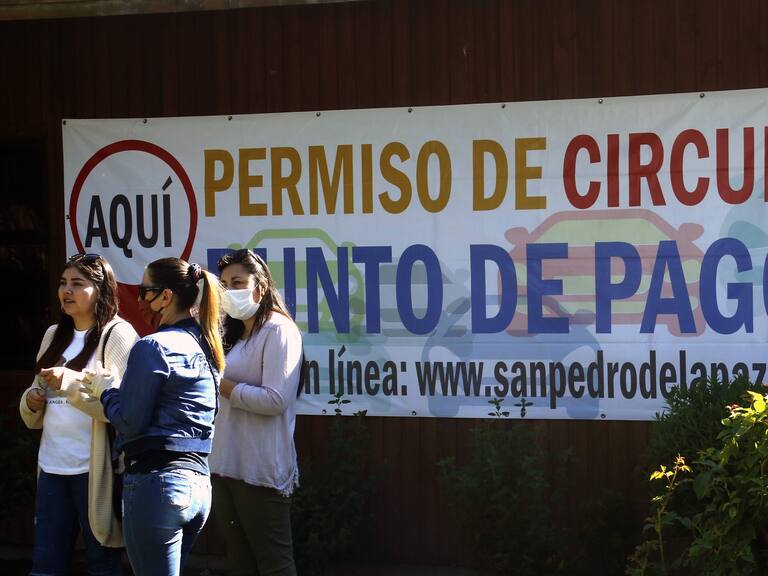 31 de Marzo del 2020/SAN PEDRO DE LA PAZ
Puntos habilitados para renovación del permiso de circulación, durante el estado de catástrofe decretado por la pandemia Covid-19 en todo el país. En la imagen fila al exterior de la Municipaidad de San Pedro de la Paz para obtener el permiso de circulación
FOTO:SEBASTIAN BROGCA/AGENCIAUNO