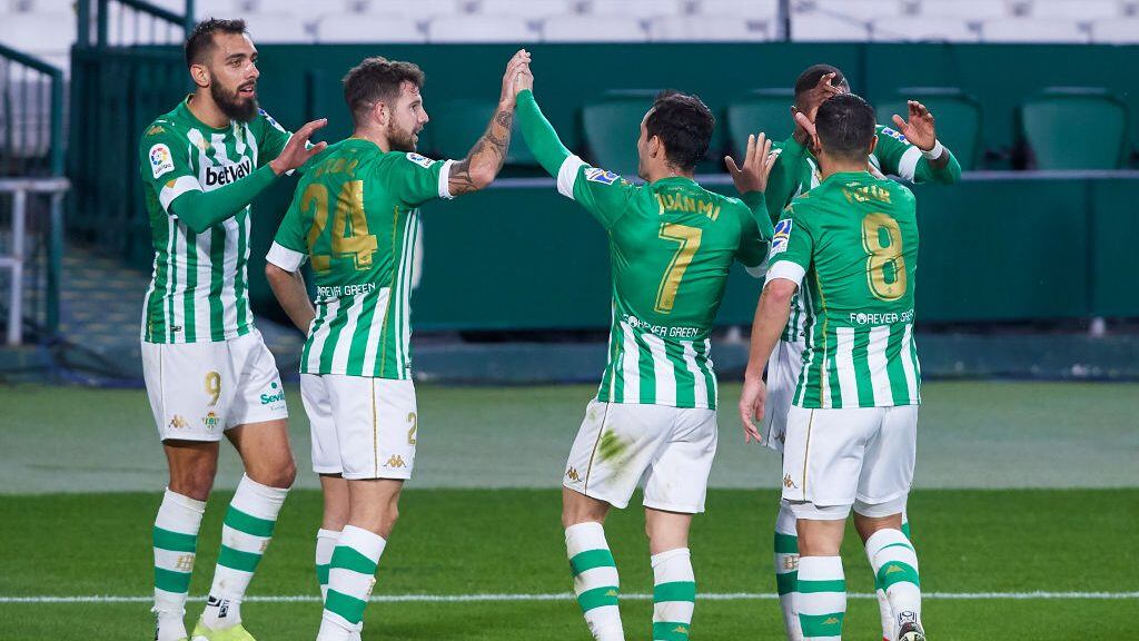 SEVILLE, SPAIN - FEBRUARY 07: Borja Iglesias of Real Betis celebrates scoring his team's opening goal with team mates during the La Liga Santander match between Real Betis and FC Barcelona at Estadio Benito Villamarin on February 07, 2021 in Seville, Spain. Sporting stadiums around Spain remain under strict restrictions due to the Coronavirus Pandemic as Government social distancing laws prohibit fans inside venues resulting in games being played behind closed doors. (Photo by Fran Santiago/Getty Images)