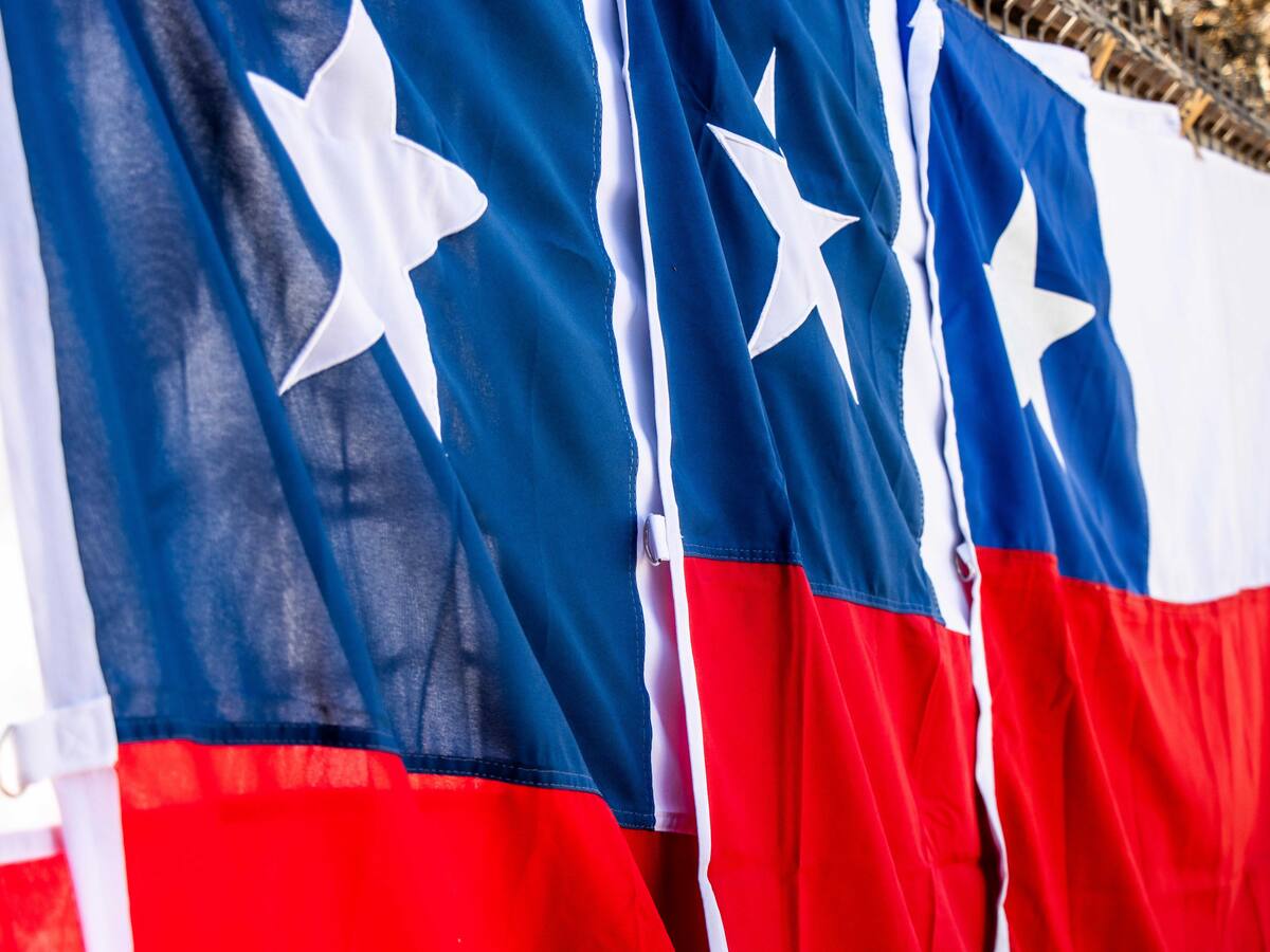 ¿Es obligatorio poner la bandera de Chile en departamentos? Así funciona la norma estas Fiestas Patrias 2026