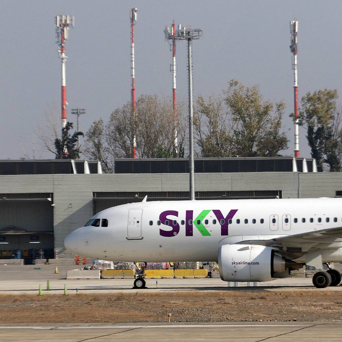 Sernac adelanta acciones contra aerolínea SKY por aumento en reclamos de pasajeros: “Podría estar comprometida la dignidad de los consumidores”