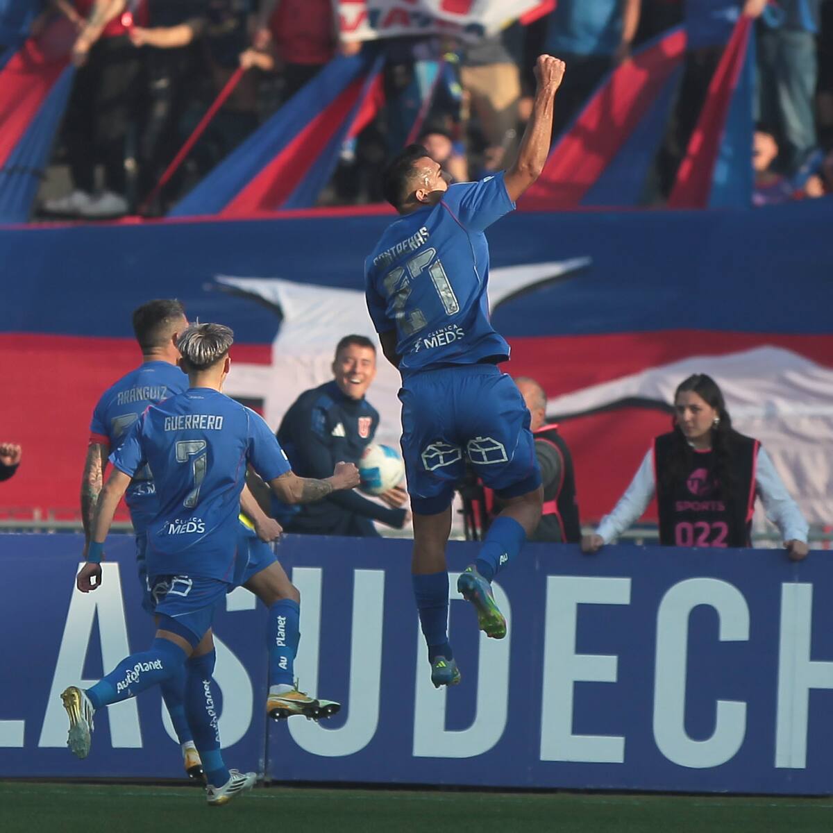 Incidentes empañan banderazo de fanáticos de la U de Chile en Chillán