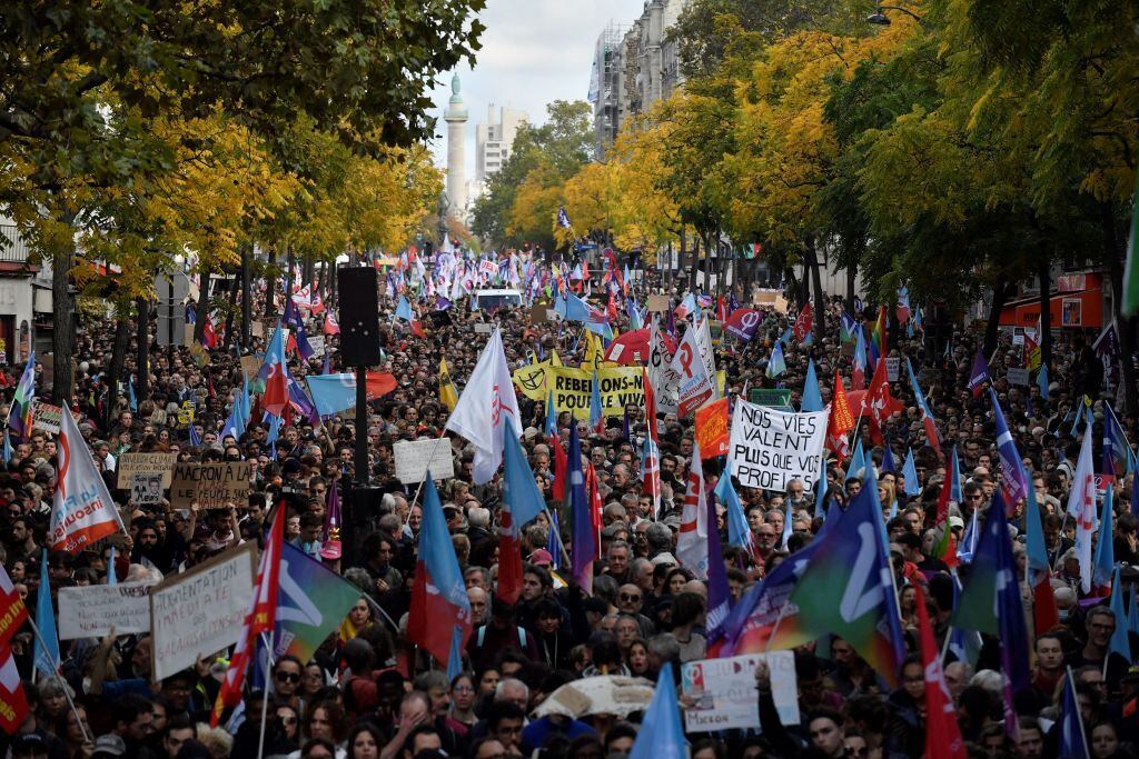 Masiva manifestación contra el gobierno de Francia por la inflación