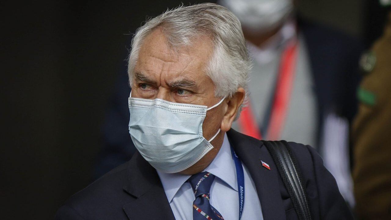 25 de junio del 2020/SANTIAGOEl ministro de Salud, Enrique Paris, se retira del Palacio de La Moneda, tras realizar el balance diario de nuevos contagiados y fallecidos por el covid 19 en el país.
FOTO: SEBASTIAN BELTRAN GAETE/AGENCIAUNO