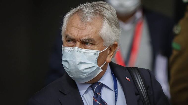 25 de junio del 2020/SANTIAGOEl ministro de Salud, Enrique Paris, se retira del Palacio de La Moneda, tras realizar el balance diario de nuevos contagiados y fallecidos por el covid 19 en el país.
FOTO: SEBASTIAN BELTRAN GAETE/AGENCIAUNO