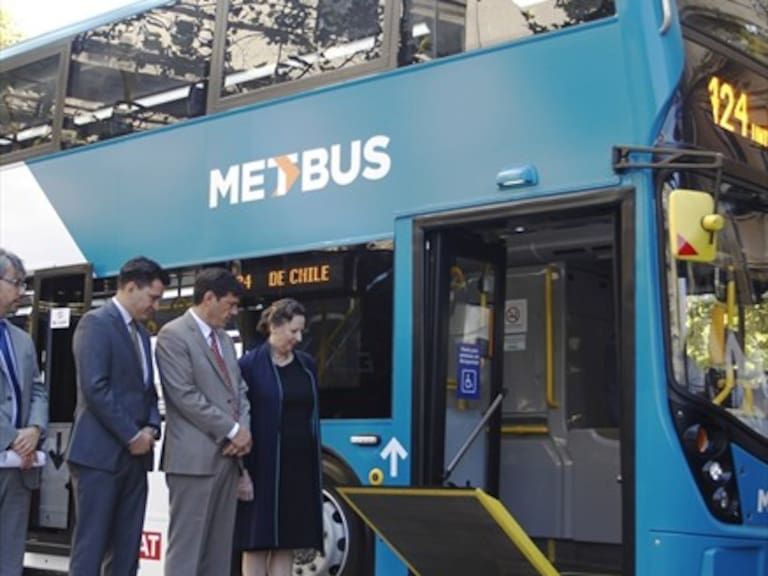 Revelan rayados en el nuevo bus de dos pisos del Transantiago