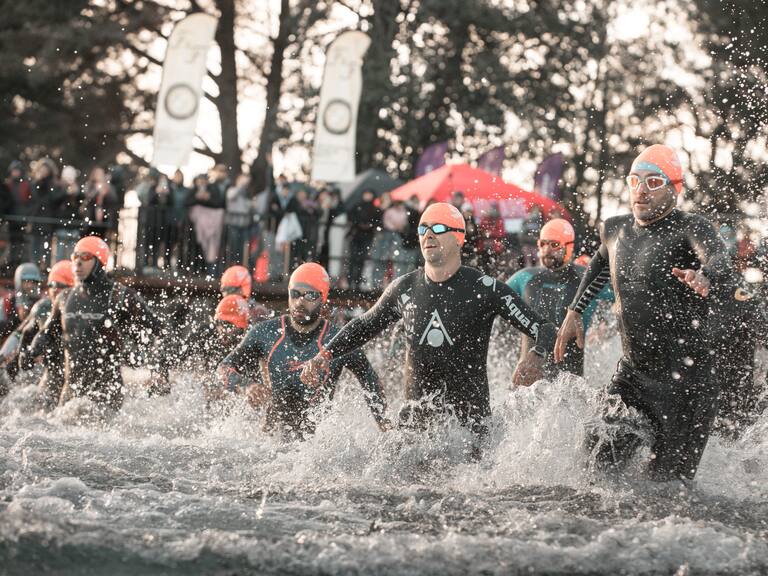Más de 200 triatletas compiten en el lago Llanquihue en la previa a Fiestas Patrias