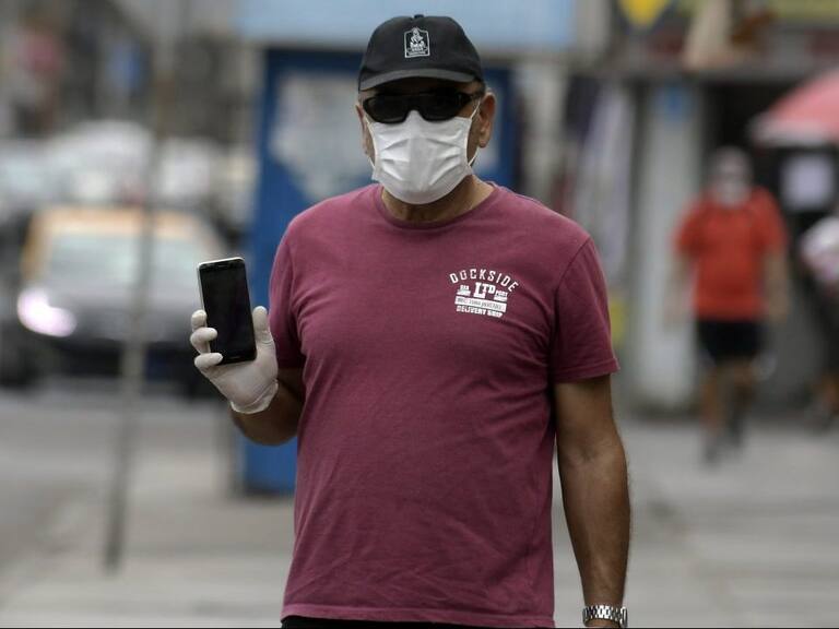 25 MARZO 2020 / IQUIQUEUna persona con mascarilla sostiene su celular en la mano.
FOTO: CRISTIAN VIVERO BOORNES/AGENCIAUNO