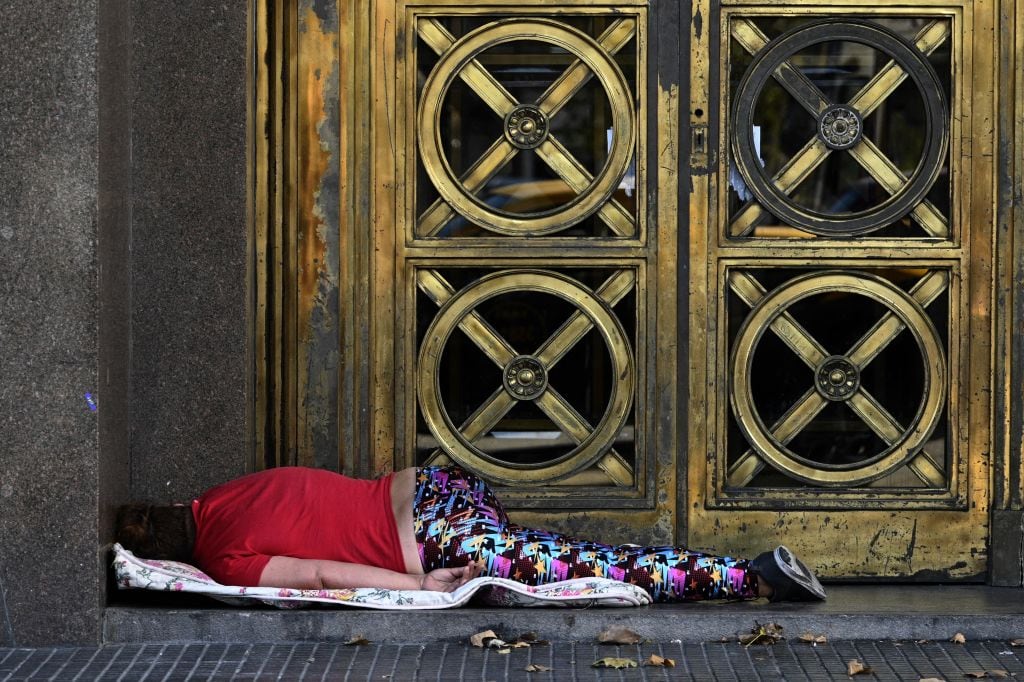 Una mujer durmiendo en las calles de Buenos Aires