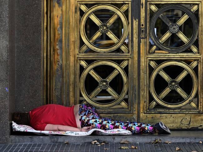 Una mujer durmiendo en las calles de Buenos Aires